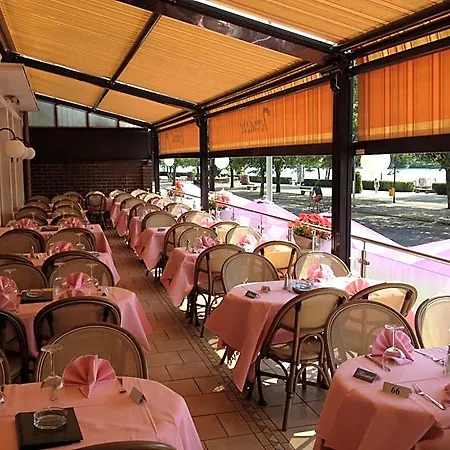 De L' Esplanade 3*