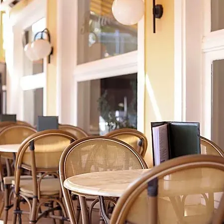 De L' Esplanade Hotel